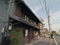 周辺には古い家屋もちらほら。