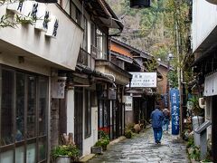 神社の横に素敵な小道がありました。

ちょうど雨上がりだったのがよかったようで
石畳が濡れていいー感じにノスタルジック。