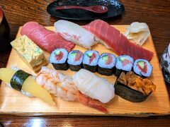 ある日のお昼ごはん。
茅ヶ崎にある田舎鮨本陣の特上寿司＠3,000円。
シャリの量が多くてお腹いっぱい！
