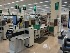 目的はこちら、ツルヤ。
本館のお部屋からは１５分以上かかりますが、creekからは徒歩１０分くらい。
しかも月曜の開店早々なのでレジがら空き(≧◇≦)

ここのアカシヤはちみつは国産なのに激安だと思います。