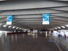 大さん橋国際客船ターミナルは、地下1階地上2階建の鉄筋コンクリート造の建物です。
2階は出入国ロビーとしてインフォメーション・発券所・船客待合場所・店舗・レストラン・CIQ施設を備え、1階に普通車400台収容の駐車場があります。

今日は豪華クルーズ船の出入港がないので静かです。
豪華クルーズ客船の出入港がある日は富裕層の方々で賑わうのですよ。