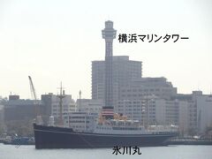 ズームしてみましょう。

氷川丸は昭和5年(1930年)に建造され、日本郵船/シアトル航路で活躍した貨客船です。
昭和35年(1960年)の引退後、山下公園前に係留保存され、日本郵船氷川丸として、その歴史を伝えています。

横浜マリンタワー(高さ106m)は、昭和36年(1961年)1月14日に横浜展望塔燈台として新設。
世界一高い灯台としてギネスに記録されたのですが、実際に近隣を航行する船舶に対し灯台としての重要度はあまり高くなかったこともあり、灯台の機能は平成20年(2008年)9月1日をもって廃止。
幾度のリニューアルを経て、観光スポット/横浜マリンタワーとして営業しています。