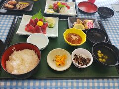 みなと食堂にて鰹♪♪
漸く枕崎の鰹に会えました！ｗ
オーダーしたのは、ぶえん鰹定食￥2,000
ぶえん鰹とは一本釣りの漁船が
釣りあげた鰹をその場で生き〆めにして
その後急速冷凍したブランド鰹だそう。