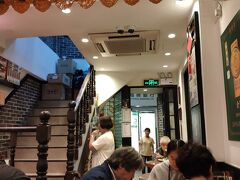 結局、ワンタン麺の名店「黄枝記」の本店の席が一つだけ空いており、そこで食べることに！