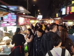 寧夏路夜市に来ました。雨ですが、とても賑わっていました。
ここの夜市は食べ物屋台がメインです。
少し散策して、本日はホテルへ戻りました。
