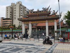 まずは、台北一番のパワースポット、
龍山寺に来ました。
台北駅から地下鉄でふた駅です。9時前には、到着しました。
ちょうど、経文を唱えているところでした。