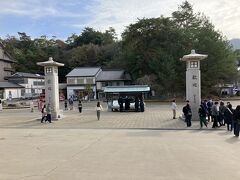 宮島桟橋前広場から厳島神社へ。
広場は掃除が行き届いてゴミひとつない見事な奇麗さです。(◎_◎)