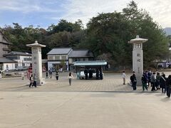 宮島桟橋前広場から厳島神社へ。
広場は掃除が行き届いてゴミひとつない見事な奇麗さでビックリ。(◎_◎)