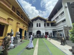 ガンガラーマ寺院（Gangaramaya Temple）に到着。　コロンボで最も古い寺院ですが、タイや中国，ミャンマーなどの様式が混じっているんだそうです。