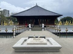 お腹を満たしたところで、続いてはシーマ・マラカヤ寺院（Gangarama Sima Malaka）へ。　ベイラ湖に浮かぶ小さなお寺ですが、ジェフリー・バワ設計による仏教寺院です。