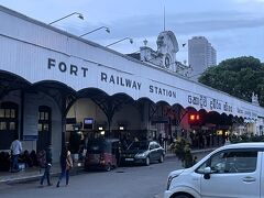 フォート駅に着いた時は、暗くなり始めていました。