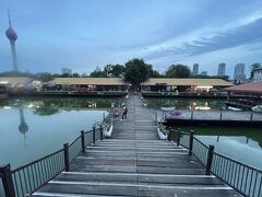 空港へ向かう前に、ペター水上市場（Pettah Floating Market）に寄ってみることにします。