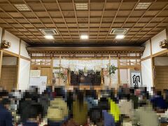 ホテルから高千穂神社まで歩いて、20:00時開始の夜神楽へ。
幸いにも雨が止んでいました。
15分前に到着したら、すでに後方の席しか空いていません。
時間までテレビをだらだらと見ていただけなので、早めに行動すべきでした。
また、週末の夜神楽は混むため、予約がお勧めです。
https://takachiho-kanko.info/kagura/information/