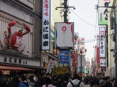 道頓堀商店街を東へ歩いて行きましょう。デカイ看板が大阪名物です。