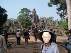 09:44 バイヨン寺院の東塔門前にて記念撮影