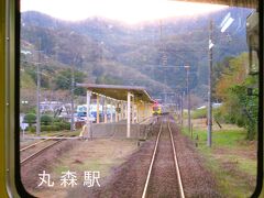 ■丸森駅
阿武隈山地をバックに駅構内を一枚、元は国鉄丸森線の終着駅でした。この長閑さが何とも言えません。次回の取材候補駅です。キャッチフレーズは、「水と緑の輝くまち」。

＜歴史＞
・1968年（昭和43）国鉄丸森線の終着駅として開業。
・1986年（昭和61）国鉄から阿武隈急行に移管。
・1988年（昭和63）丸森 ～ 福島駅間が延伸開業。