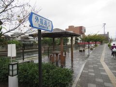 旧加茂川沿いにはベンチやおトイレもあって、白壁などのレトロな建物などを眺めながらのお散歩しやすい歩道になっています。