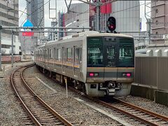 お隣の京都線が使用する10番ホームからは回送列車が出発。
