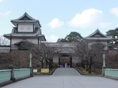 兼六園のあとは金沢城。石川門から入場します。
着物姿で撮影中のカップルがず～っと。
レンタル屋さんがあるようで、たくさんの若い人たちが着物で歩いていました。