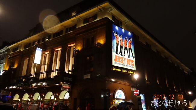 他の候補作が希望の日時にキップが取れなかった時<br />♪音楽が良かったのでもう一度観ても良いかなぁ。と<br /><br />前回のロンドン滞在の時にも<br />上演中でした。<br />現在もロングラン中の人気作品ですね。<br />