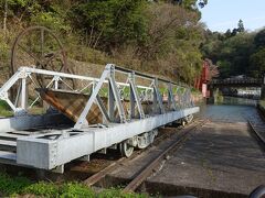 　ここは蹴上インクラインのスタート地点で、舟を運んだ台車が今も保存されています。