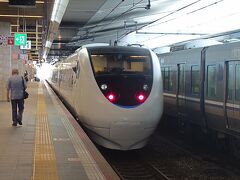 少し早めにホームに到着。大阪駅11番ホームには前の列車である「サンダーバード9号」が停車中。サンダーバード9号は大阪→金沢を2時間32分に結びますが、最速列車下り37号に次ぐ速達列車です。サンダーバードは681系と683系が用いられていますが、こちらは681系でした。