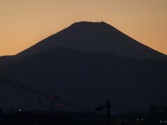 帰りは鎌倉駅から

JRで地元に戻って、日没後に富士山。