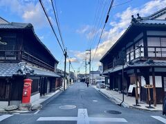 八木札の辻

街道の交差点。向こうへ続く道が今来た下ツ道。左右に交差するのが 横大路。