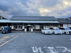 途中にある JR桜井線 の 畝傍駅。近鉄沿線の方が繁栄している。