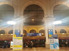 出発当初は20分の遅延でしたが、蓋を開けてみれば50分の遅延を持ってブタペスト東駅に到着しました。(Budapest-Keleti station)
日が落ちる前に着くはずだったのに、外はもうすっかり真っ暗…。
暗い中うろうろしたくないから早めの便にしたのに！50分の遅延で済んでラッキーと思わなくてはやってられません。
とても大きい駅ですが、まだ夕方なのに人がそんなにいなくてちょっとこわい。