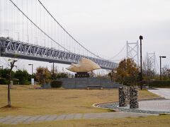 瀬戸大橋（せとおおはし）は、本州の岡山県倉敷市と四国の香川県坂出市を結ぶ10の橋の総称である。瀬戸内海をまたぐ本州四国連絡橋の児島・坂出ルートにあたり、橋の大部分は香川県に属する。1988年（昭和63年）に全線開通。それにより初めて四国と本州が陸路で結ばれました。
　瀬戸大橋上、唯一のPAのある島（与島）で一休みしました。