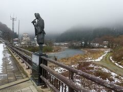 瀬見温泉と温泉街の途中にある橋には牛若丸像が。