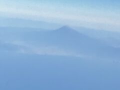 今日も青空が広がる
富士山が見えた

日曜日に巫女もダイビングの帰りの車窓から見て
翌月曜日は東京行の新幹線の中から
そして4日後の今日、
富士山は眺めるものです（登山歴6回）