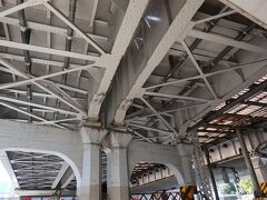 地下鉄で上野駅に到着。JR上野駅の南側、中央通りの上に架けられた鉄道橋が上野大通 架道橋です。戦前、大正から昭和初期に架けられた鉄道橋で、鉄道ファンでなくても、歴史的に見応えのある鉄道橋です