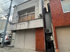 この外観古そうなビルの中は居酒屋になっています
