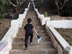 先ほどの博物館前まで戻り、街並みが一望できるという名所・プーシーの丘を登る。