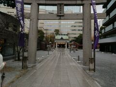 警固公園の向こうに　警固神社がみえました
ここは　前回　桜のきれいな時にお参りし
小銭を全く持っておらず　お賽銭なしでお参りしてしまったため
お礼　感謝を申し上げに　再度参拝しました

3月終わりころ　美しい桜が咲くはずです
とてもおすすめです