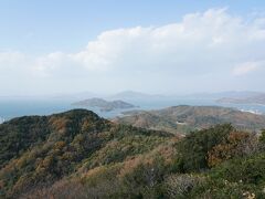 　北方面。
手前は今いる大島と、小さめの「津島」、奥の方には「大三島」があります。