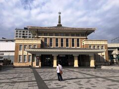 《奈良市総合観光案内所》
奈良観光の第一歩として、JR奈良駅東口の駅前にある「奈良市総合観光案内所」で、奈良のお寺や観光名所のお得な巡り方や交通機関等の情報をゲットするために立ち寄りました。「奈良市総合観光案内所」を見てびっくりしました。まるでお寺そのものの造りになっていて、今まで旅行してその土地の観光案内所に立ち寄りましたが、こんな立派でモダンな建築物はみたことありません。中に入るとパンフレットも沢山あり、観光客が手に取ってみている姿が目に入りました。インフォメーションカウンターも4箇所くらいあったと思います。並んでいるのは日本人より外国の観光客の方が多かった印象です。まず、最初のポイントとして各お寺を巡る拝観料について質問してみました。京都もそうですが、お寺をたくさん回ると拝観料が馬鹿になりません。京都から奈良に向かう電車の中で、5000円で販売している「六社寺共通拝観券」というものがありました。それを買った方が得かということと、バスの一日乗車券を買った方が得かということを聞いてみました。返ってきた答えが、「六社寺共通拝観券」より個別に拝観料を払った方が安いということでした。ただし、各お寺で散華を貰える、期間限定の特別御朱印がいただけるなどの特典があると丁寧に説明してくれました。