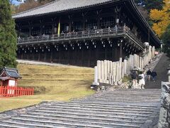 《東大寺》「二月堂」外観
「東大寺」の多くの堂塔は戦火によって焼失し再建される中、「二月堂」は戦火による消失は一度もない珍しいお堂です。「二月堂」の名前の由来は、春の風物詩で「お水取り」の名で知られる「修二会」が、旧暦２月行われることから「二月堂」と呼ばれるようになりました。「二月堂」は、良弁僧正の高弟「実忠和尚」の草創と伝わっていますが、「二月堂」は、寛文7年(1667年)に火事で焼失し、２年後の寛文9年(1669年)に再建されました。屋根は寄棟造、建物は舞台造で国宝に指定されています。また、「二月堂」は基本的に堂内の拝観することはできません。「二月堂」の御本尊は「大観音」と「小観音」と呼ばれる２体の「十一面観音像」です。「十一面観音像」は、絶対秘仏で僧侶でさえ見ることができません。「二月堂」の参拝は24時間可能で、舞台から見る夜景やライトアップされた「二月堂」を下から眺めると幻想的な風景でした。建物へ向かう南側の石段には、１段目～３段目まで模様が刻印されています。唐草文様や青海波、網代など、当時の職人が刻んだ美しい模様も見逃せません。