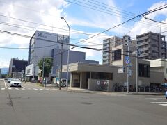 今回のスタートは、札幌市営地下鉄東豊線の北13条東駅。札幌（さっぽろ）駅の次の駅です。まずはお腹を満たしてから目的地に向かいます。