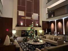 1Fのロビーの横には吹き抜けで、寛げるソファがあるスペースがあります。クリスマスツリーが飾られ、jazzyなクリスマスソングが流れていました。
