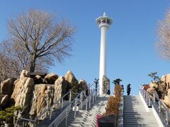 途中のエスカレーターを上り
やってきたのは
「釜山ダイアモンドタワー」
名前が変わったらしいです。

久しぶり何年ぶりなんだか。
チェジウおるかな？おらんやろな。

いませんでした。(^^ゞ