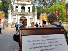 「文廟」の入り口にこんな掲示が。
この日11/23はベトナムの文化の日的な祝日だったらしく、入場無料でした～(^O^)
