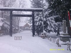 で、和寒神社にて、今年の御礼参り＆この先の旅の安寧を祈願。

まだ除雪されていなかったので、この位置から失礼致します。

パンパンッ（合掌）！