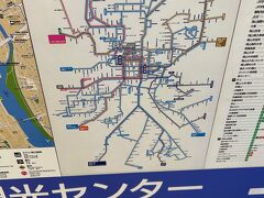 初めて岡山に来た。
早速、カオスなバス路線を見つけた。
現地の人は、これを見るだけで理解できるのだろうか(´・ω・)