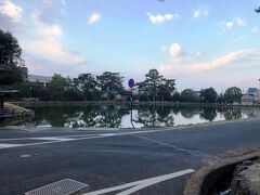 《猿沢池》風景
「猿沢池」は、「興福寺」の「放生池」だったもので、奈良公園にある周囲360メートルの小さな池です。もともと「猿沢池」は、「興福寺」の瓦の材料として粘土が採られた場所が池となったものです。