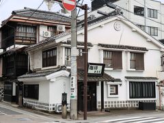 喫茶店「まるも」で、松本民芸家具など使った落ち着いてコーヒーを楽しめるところです。今回は寄りませんでしたが。後ろの黒い建物は旅館になっています。