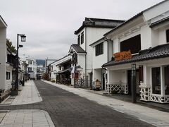 中町通りで、蔵造の店が並びます。電信柱を地中に入れて景観をよくしてあります。この通りにある松本民芸家具店は、高価な家具が陳列されています。買わなくても目の保養になります。