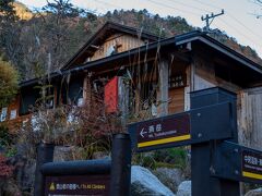 登山者駐車場から少々歩き中房温泉登山口。